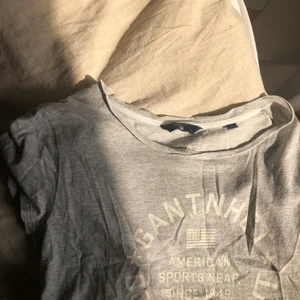 Grå Gant T-shirt i storlek S - T-shirt från Gant. Kan mötas i Linköping annars tillkommer frakt ☺️