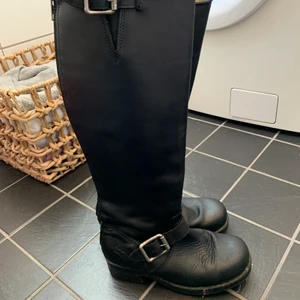 Johnny bulls - Johnny bulls stövlar. Storlek 36 och svarta. Sparsamt använda. Köptes in nya för 1499kr. Passar även de som har storlek 37 då de är ganska stora i foten.