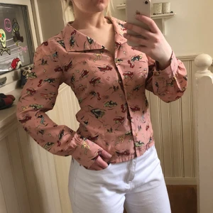 Vintageskjorta - Supersöt skjorta med 50-talsmotiv från Collectif, köpt på retroaffär i London men aldrig använd av mig då den är lite liten över brösten. Möts upp i norra Värmland eller postas 😚🤍