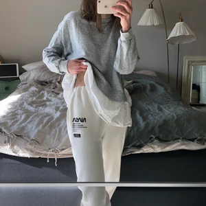 Grå/vit tröja S - Skön och stor tröja i S från H&M! Den är använd en del men är i fint skick ☺️💜💙💚💛🧡❤️ köpare står för frakt :)