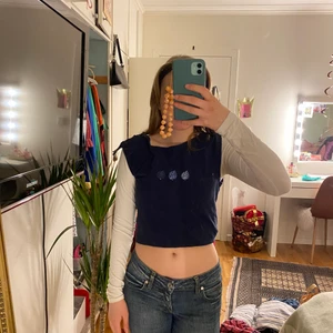 Sweater vest 💙 - Jättefin lite tunnare sweater vest som man kan ha både med och utan tröja under💙💙💙perfekt för sommaren och våren då den inte är så tjock🧸