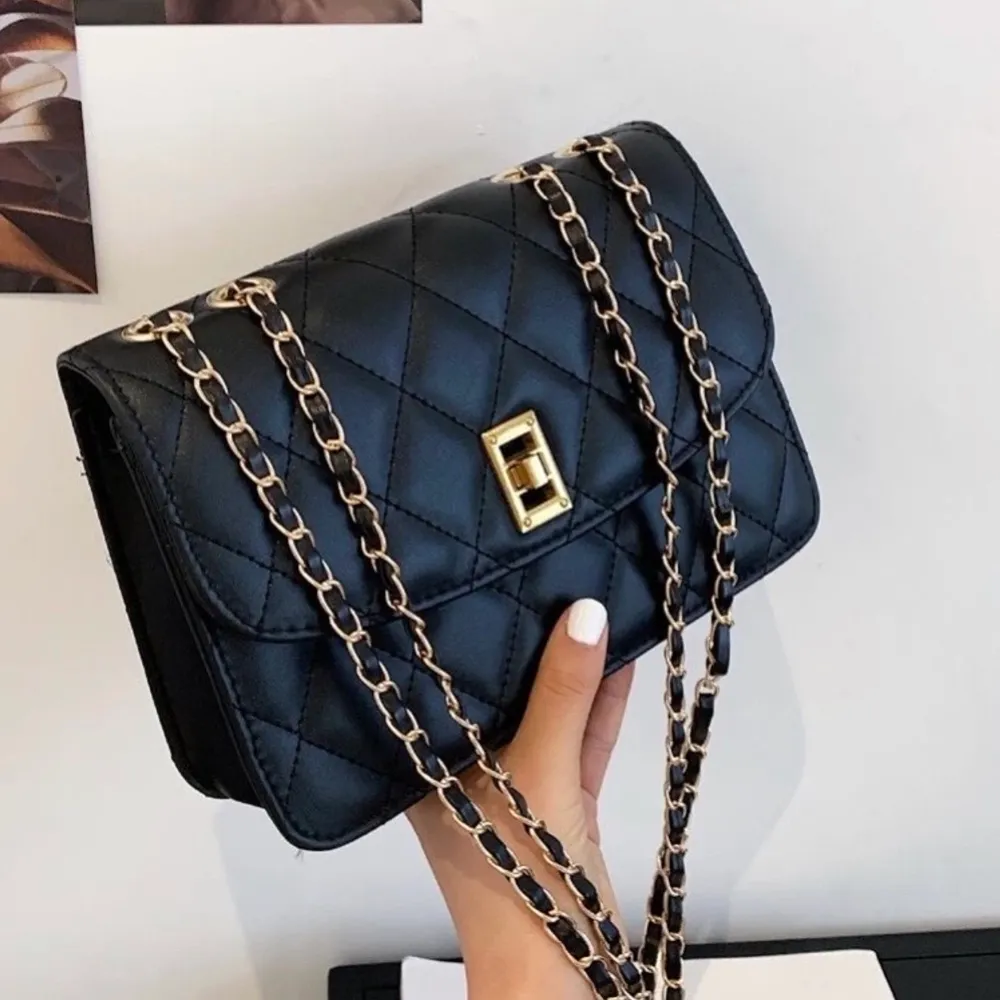 Helt oanvänd liten axelväska med guld detaljer 👜. Laukut & Käsilaukut.