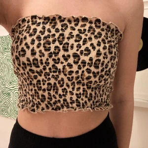 Bandeau topp från hm i storlek XS - Leopard mönstrad bandeau topp från H&M. Toppen är helt oanvänd och är i bra skick!
