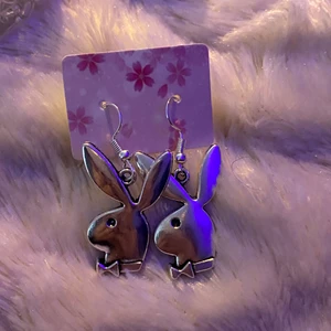 playboy örhängen  - egengjorda playboy örhängen som är snygga till allt🤍