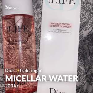 Säljer detta micellar Water ifrån Dior 200ML endast använd två gånger med bomulls rondell men kommer inte mer till användning köper nya produkter hela tiden 😂 nypris ca 298-399kr säljer den för 140kr då den är som ny! Blir ca 200kr med frakt ✨