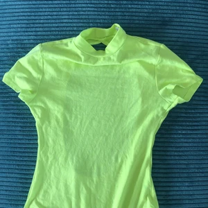 Neongul body med öppen rygg - Skitcool body med öppen rygg från H&M som tyvärr blivit för liten för mig. Använd ett fåtal gånger.