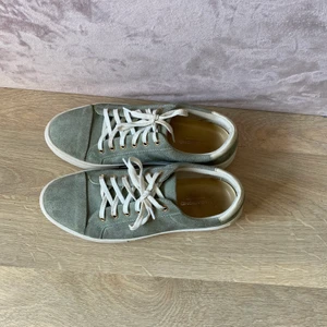 Vagabond skor - Kan bli billigare vid snabb affär. Det finns en liten blå prick på insidan men de är en fläck av blått nagellack men den syns inte. Men kan nog gå bort. Säljer dem för dem var försmå. Använt dem några få gånger. Så dem e ganska nya. Kan leverera men ni står för frakten då. 
