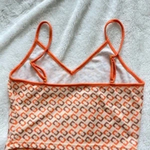 70 tals inspirerad topp. - Jättefin topp men kommer inte till användning. Fler bilder kan ordnas vid intresse! 💕🌸 Den är i storlek L men passar bättre om man vanligtvis har S då den är liten i storleken. 