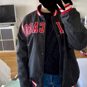 Collegejacka - Svincool 90-talsstil bomberjacka som är perfekt både på våren och hösten eftersom den är tjock och varm! Köptes för 500kr och är använd bara ett fåtal gånger, den är som i nyskick! Säljer därför för runt 400kr. Den är i storlek XL/XXL och sitter lagom oversized. Köparen betalar för frakt och jag ansvarar ej över om PostNord slarvar bort paketet, tar inte emot returer :)