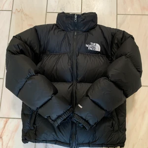 North Face - Intressekoll på min north face jacka som jag haft i fyra månader! Herrstorlek S, passar mig som är en S! Jättebraskick på jackan, mycket puff kvar! Säljer då jag hitta en ny jacka! 