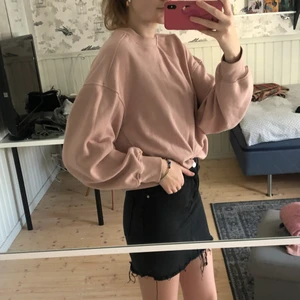 Rosa tröja! - Säljer denna otroligt sköna tröja pga att den inte används så mycket. Är i fint skick och har inga synliga fel osv. Betalning sker via swish och frakt till kommer.🤩