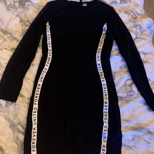 Fin svart klänning som är använd 1 gång med nät ner från Axeln till ärmens slut på varje sida. Väldigt stretchig men skulle säga att det är en storlek 38 ish❤️