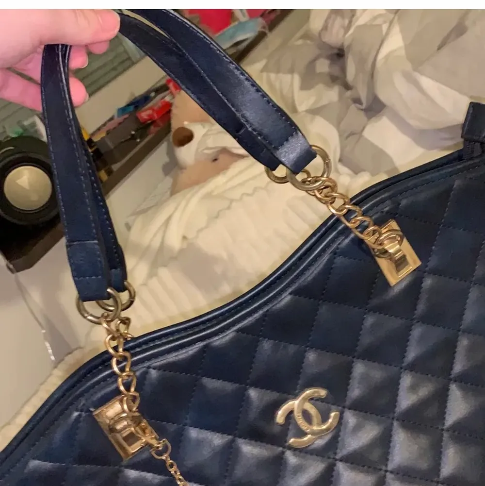. Mörkblå fake Coco Chanel väska. Guld i insidan. Ny skick. Accessoarer.