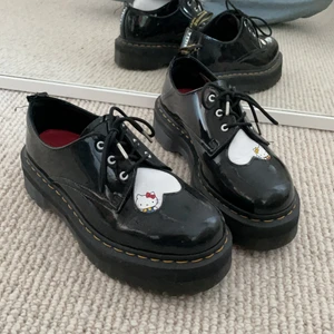 Dr. Martens hello kitty - Limited edition dr. Martens x hello kitty. Aasfina men tyvärr inte min still längre. Enda skadan är att flärpen på hälen lossnat, men de sa att man kunde gå till dem o få en ny gratis jag har bara inte orkat. De är platå. Nypris 3000 kan gå ner i pris vid snabb affär