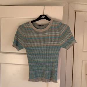 Trendig glittrig tröja - En jätte trendig och snygg tröja från Design by si. Använd en gång så perfekt skick. Storlek XS/S💗