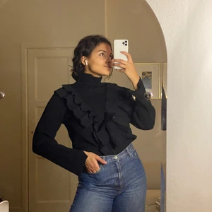 H&M AW Studio tröja storlek M - Skickas endast -köparen står för frakt.  För referens är min längd 174 cm.