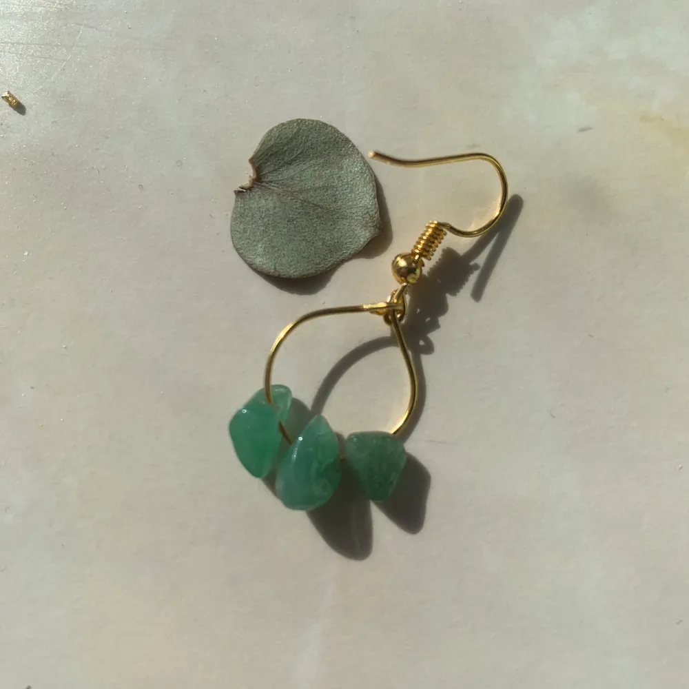 jättefina handgjorda örhängen! perfekt till sommarn! kan beställas i lila sten också ❤️ fri (ospårbar) frakt!!. Accessoarer.