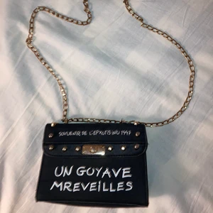 Väska - Så fin väska som kan användas både som crossbodybag och axelremsväska. Kan mötas upp i Sthlm, annars står köparen för frakten❤️