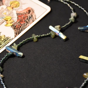 Halsband kristaller  - Halsband med färgade bergskristaller och grön aventurin samt gröna glaspärlor. 