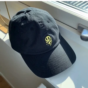 Svart Brixton keps - Köpte den för några månader sedan så den är in princip helt ny men har aldrig kommit till användning. Nypris är 400:-!🌸🌷