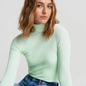 Pastellgrön polo 🤍 - Råkade köpa två så säljer denna. Frakt tillkommer 