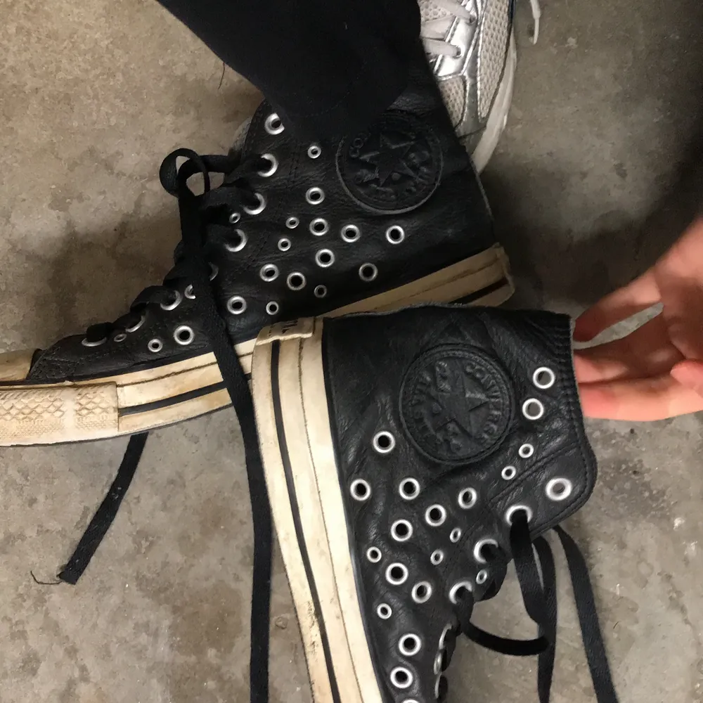 Coola unika läder-converse som är slitna men på ett coolt sätt kan jag tycka! . Skor.