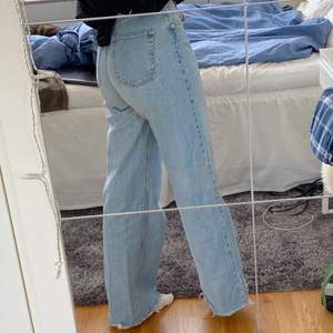 Jättefina jeans från nakd i storlek 38 (passar mig som har 36) som är i jättebra skick och endast använda fåtal gånger. Säljer eftersom jag har flera andra liknande jeans. Frakt tillkommer på 66kr!!