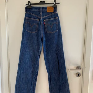 LEVI’S Ribcage Wide Leg W25 L30 - Fint skick, mycket snygg passform, high waist - tighta över gumpen och vida längre ner. Tyvärr för små för mig, därför tvingas jag sälja mina snyggaste brallor! Köparen står för frakt <3