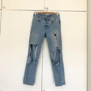 Ett par håliga jeans från H&M! I boyfriend-modell så de är otroligt sköna att ha på sig och sitter skitsnyggt 💙💙 Jag är 161 och är 26-27 i jeans i vanliga fall, men de här passar mig också även om storleken på jeansen är 25