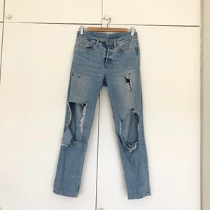 Snygga håliga jeans! - Ett par håliga jeans från H&M! I boyfriend-modell så de är otroligt sköna att ha på sig och sitter skitsnyggt 💙💙 Jag är 161 och är 26-27 i jeans i vanliga fall, men de här passar mig också även om storleken på jeansen är 25