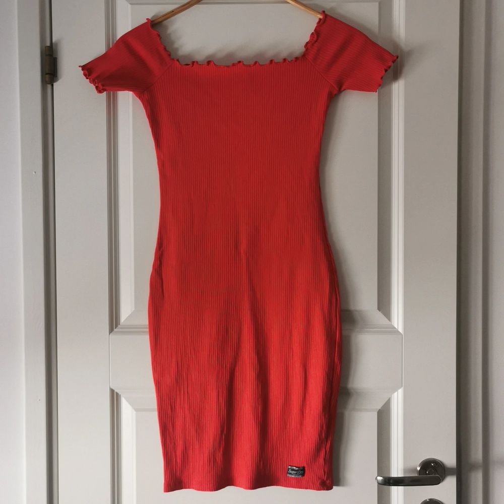 Tajt klänning i koral/hallonröd färg. Endast använd en gång . Klänningar.