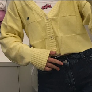 Lacostekofta - Jättesnygg lacostekofta! Köpt på myrorna och knappt använd. Superskönt material, äkta märke. Avklippt. Fin, ljusgul färg. Köp! Skriv för frågor🌻🚶‍♂️☎️