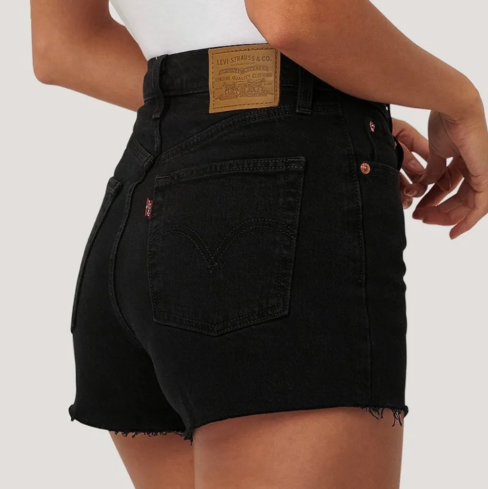 Snyggaste levis jeansshortsen i modellen ribcage i strl W27🥰 Nypris ca 600kr❣️ spårbar frakt 66kr. Shorts.
