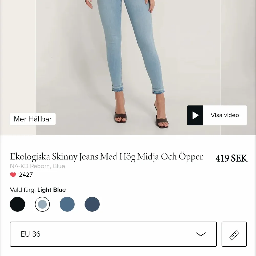 Helt nya ljusblåa jeans från NA-KD så ligger kvar i sin förpackning de kom i. Köpte i hopp om att jag skulle gå ner i vikt och dom skulle passa men då de inte blivit av och de nu gått ca ett halvår så säljer jag dom nu. Verkligen så fina och passar jättebra nu till våren!. Jeans & Byxor.