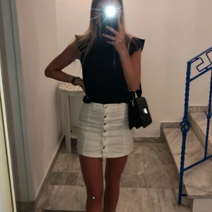 Vit jeans kjol - Vit jeanskjol med superfin passform. Från GinaTricot