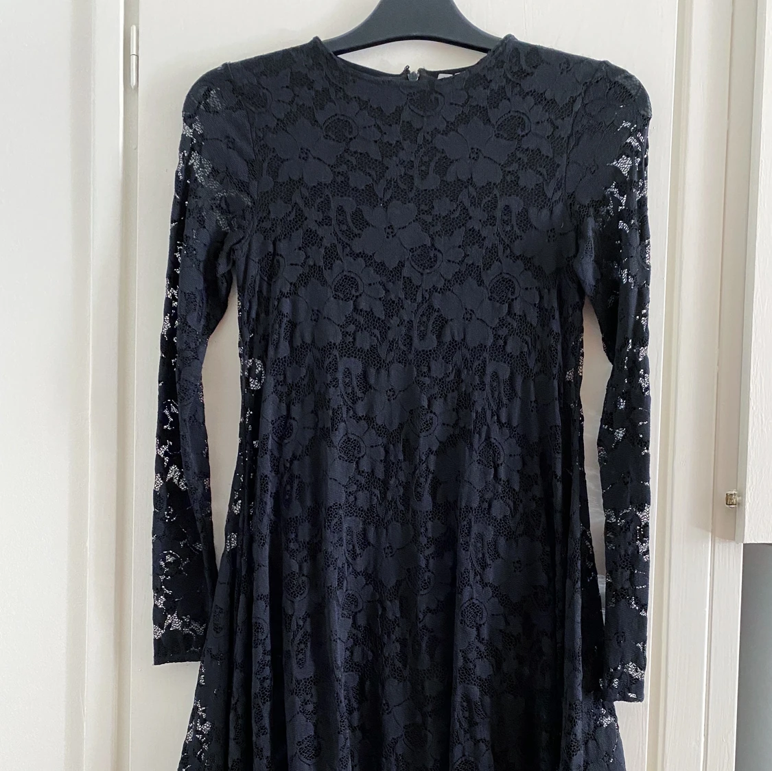 Svart spetsklänning