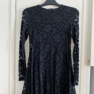 Svart spetsklänning - Svart långärmad spetsklänning, längden slutar vid knäna. Hör av dig om du vill se fler bilder ♣️