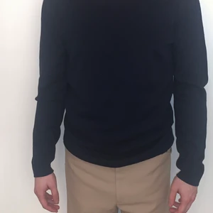 Hugo Boss Tröja - Knappt använd långärmad tröja. Storlek M herr men passar alla. 
