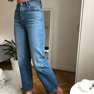 Levi’s ribcage straight ankle jeans - Skitsnygga Levi’s ribcage straight ankle jeans. Såhär sitter dem på min syster som har W26/W27 i vanliga fall! Ascoolt med ankellånga byxor nu till våren! Jeansen är i väldigt bra skick och köpta för 1200kr!