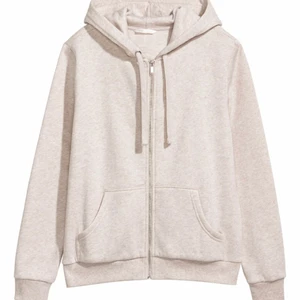 Beige kofta - En beige zip kofta. Aldrig använd. Säljer då jag har 2 st. Tröjan är i XS, men sitter som en S. Slutsåld på H&Ms hemsida. Nypris 200kr. Köparen står för frakten💗