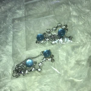 Blå-silvriga armband - Oöppnade armband, helt nytt. Justerbara. En för 20kr köp båda för 32kr. Frakt står ni själva för.