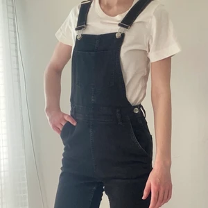 Hängselbyxor (svart denim)  - Svarta hängselbyxor i jeanstyg från HM, i storlek XS. 