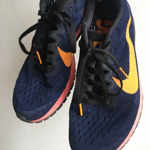 Nike sneakers - Väldigt sköna gymskor i bra skick. Använda ett fåtal gånger. En liten slitning på ena skon, syns på bilden. 💐💐