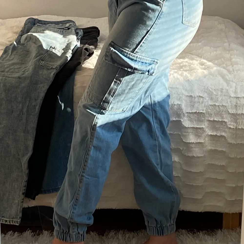 Jätte sköna blå jeans som sitter tajt vid vadbenet som ni ser. Har dessutom fickor vid sidorna. Helt ny, aldrig använd. . Jeans & Byxor.