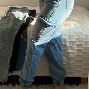 Blå jeans tajta vid vadbenet - Jätte sköna blå jeans som sitter tajt vid vadbenet som ni ser. Har dessutom fickor vid sidorna. Helt ny, aldrig använd. 