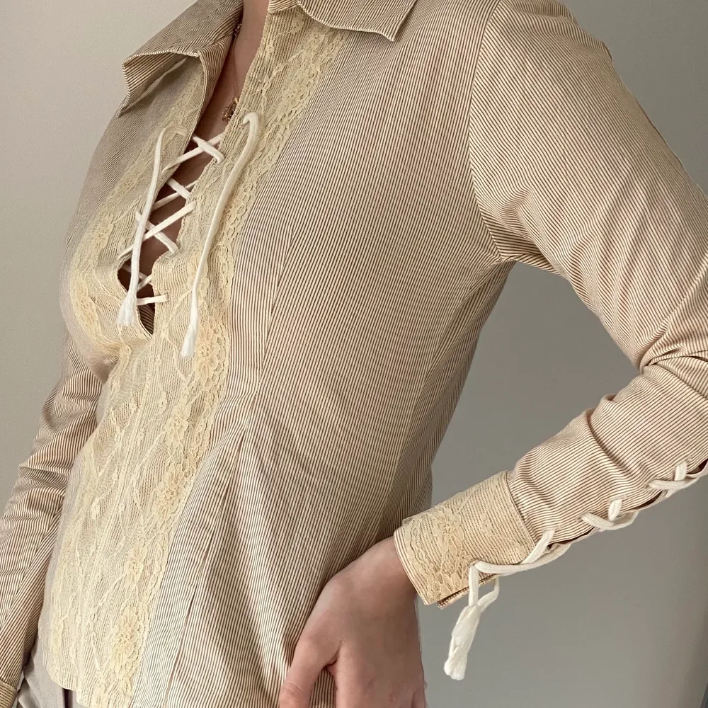 Superfin beige skjorta med snörning, från SaintTropez. Fläckfri, inga slitningar. Som ny 🦋 strl S. Skjortor.