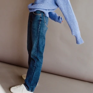 Jeans mid-rise straight från zara - Säljer dessa helt nya raka jeans från zara. Lappen sitter kvar. Helt slutsålda i alla storlekar. Frakt tillkommer på 66kr spårbart