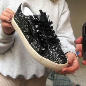 Skor - ‼️högsta bud: 550kr‼️Jätte fina glitter skor som tyvärr var för små för mig. Slutsålda på hemsidan‼️Skulle säga att dom är som en vanlig 39, inte stora eller små i storleken. Aldrig använda! Kom privat för intresse💕