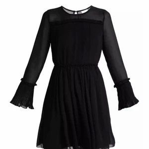 Vila klänning  - Säljer den här klänningen från vila i storlek M. Den är använd 1 gång och är som ny. Kvaliteten är fantastisk med underkjol och fint transparent tyg. Den jag säljer är svart men andra bilden visar tydligare hur den ser ut. Skicka privat för fler bilder! Köparen står för frakt 🖤🖤🖤