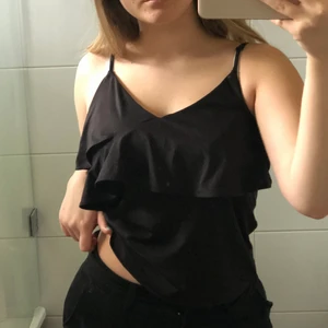 Linne med volang  - Säljer då den inte används💕 (OBS, köparen står för frakten)